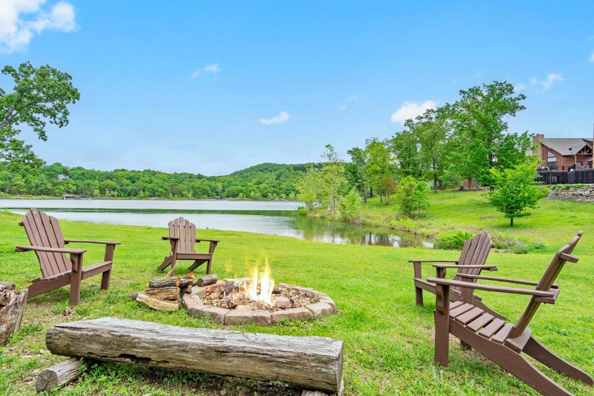 Lampe Luxury Lakefront Chalet Resort 2 Pools Free Amenities Dock Kayaks Waterslide מראה חיצוני תמונה