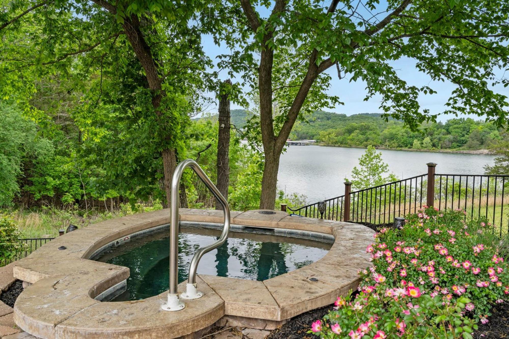 Lampe Luxury Lakefront Chalet Resort 2 Pools Free Amenities Dock Kayaks Waterslide מראה חיצוני תמונה